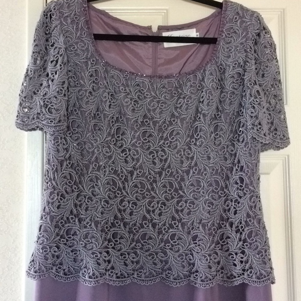 Sz 16 lavender long dress. Lined, topped with lace